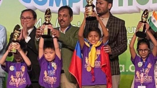 El niño de 11 años José Manuel Reyes, luego de ganar el bicampeonato mundial de Matemáticas en Malasia. 