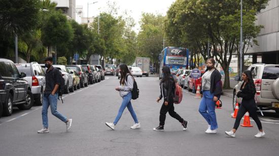 Un grupo de jóvenes camina en Quito, en junio de 2022.
