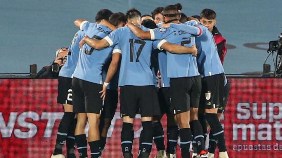 Jugadores de Uruguay celebran un gol de Nicolás de la Cruz en el partido de las Eliminatorias Sudamericanas para la Copa Mundial 2026 entre Uruguay y Chile.