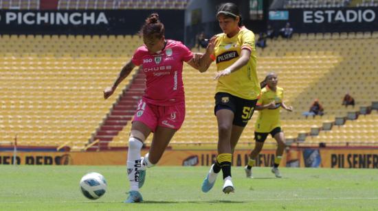 Karen Páez y Lía Rodríguez en el estadio Banco Pichincha.