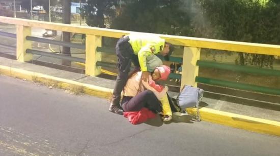 Un policía detiene el suicidio de una mujer, en Quito.