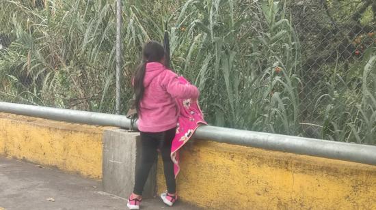 Una niña cuida a su hermano en el valle de Los Chillos el 22 de agosto de 2023.