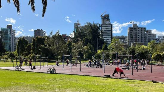 Personas hacen deporte en un día solead, el parque La Carolina, en Quito, el 20 de julio de 2023. 