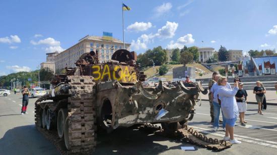 Ciudadanos de Ucrania se fotografían junto a tanques rusos destruidos y que son expuestos en el centro de Kiev con motivo de la celebración del Día de la Independencia, el 24 de agosto de 2023. 