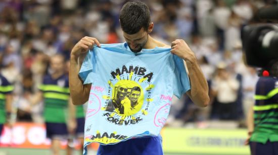 Novak Djokovic muestra su camiseta con la dedicatoria #MambaForever para Kobe Bryant, después de ganar el US Open, el 10 de septiembre de 2023. 