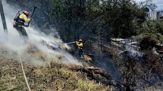 Bomberos de Quito luchan contra un incendio el 9 de septiembre de 2023 en el sector de El Dorado.