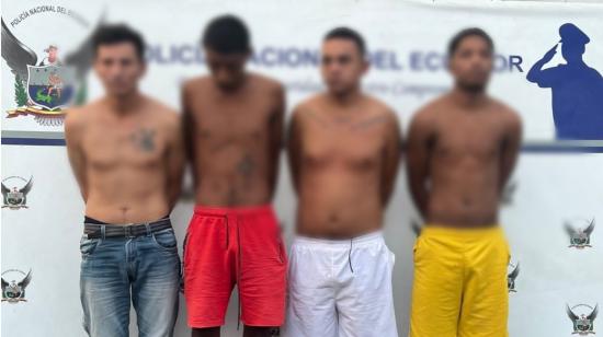 Fotografía cedida por la Policía, con los cuatro integrantes de Los Choneros, detenidos en un operativo en Pascuales, Guayaquil, el 10 de septiembre de 2023. 