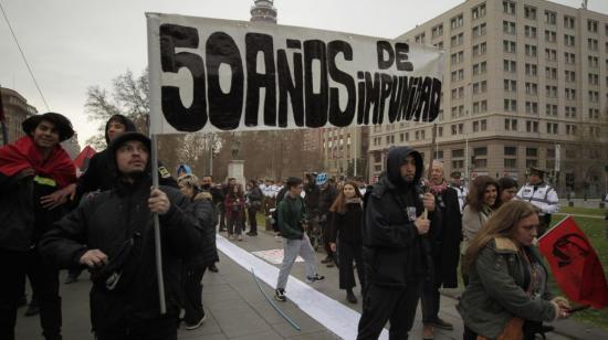 Ciudadanos chilenos en una marcha en el 50 aniversario del golpe militar, el 11 de septiembre de 2023.