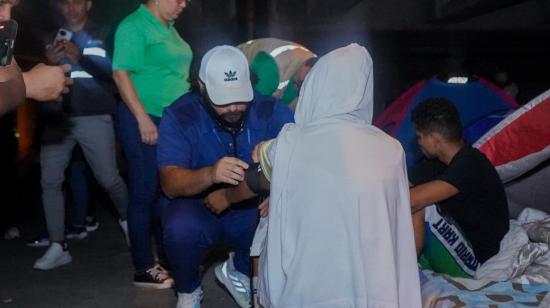 Personal de Salud del Municipio de Guayaquil en una brigada nocturna en la ciudad, el 30 de agosto de 2023. 