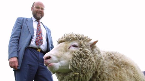 El científico Ian Wilmut junto a su 'creación', la oveja clonada Dolly. 