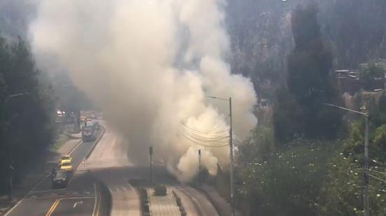 Vista frontal de un nuevo incendio forestal en el sector de El Trébol, en Guayaquil, el 11 de septiembre de 2023. 