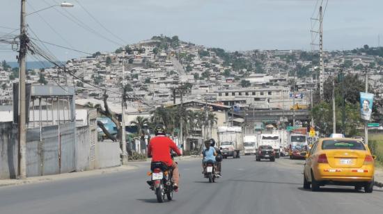 Vista de los cerros y del ingreso a Nueva Prosperina, el distrito más violento y plagado de bandas delictivas en el noroeste de Guayaquil. 