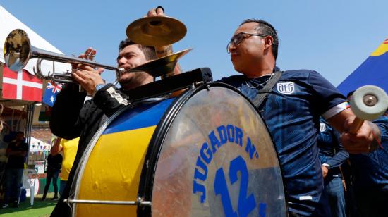 Los aficionados de Ecuador tocan instrumentos mientras ven la transmisión del partido del Mundial Qatar 2022 entre Ecuador y Senegal en Cumbaya, el 29 de noviembre de 2022.