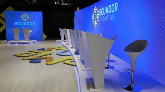 Set en el que se desarrollará el debate presidencial para las elecciones extraordinarias. Quito, 13 de agosto de 2023