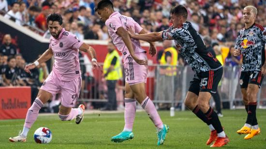 Leonardo Campana (i), durante un partido ante New York RB, el pasado 26 de agosto.