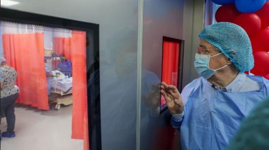 José Ruales, ministro de Salud, en un recorrido por un hospital el 8 de septiembre de 2023.