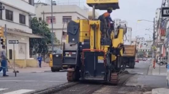 Maquinaria municipal en el arreglo de la calle Riobamba, centro de Guayaquil, el 11 de septiembre de 2023. 