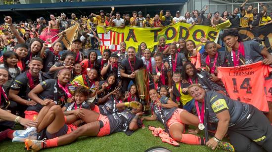 Las jugadoras de Barcelona celebran el título de la Superliga Femenina, el 10 de septiembre de 2023.