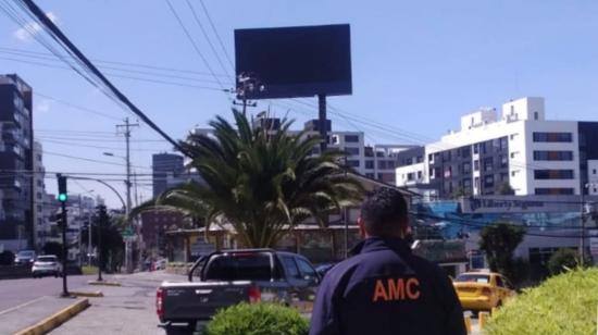 Una valla publicitaria en Quito, en 2022.