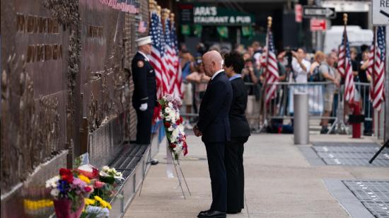 El Secretario de Seguridad Nacional de los Estados Unidos, Alejandro Mayorkas, rinde homenaje cerca del Memorial Nacional del 11 de Septiembre de 2023.