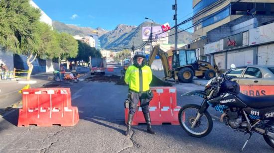 Cierre de la avenida Mariana de Jesús, en Quito, por el soterramiento de cables, el 5 de agosto de 2023.