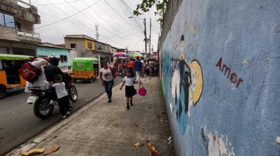 Imagen referencial de la salida de una escuela en la parroquia Pascuales, al norte de Guayaquil, uno de los sectores más afectados por la extorsión.