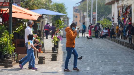 Personas caminan en una calle del centro de Cuenca, en febrero de 2022.