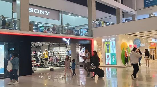 Clientes en el centro comercial Quicentro Shopping, en el centro norte de Quito. Foto del 2 de agosto de 2023. 