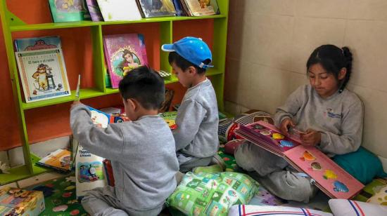 Imagen referencial. Tres niños en una escuela fiscal de Ecuador. 