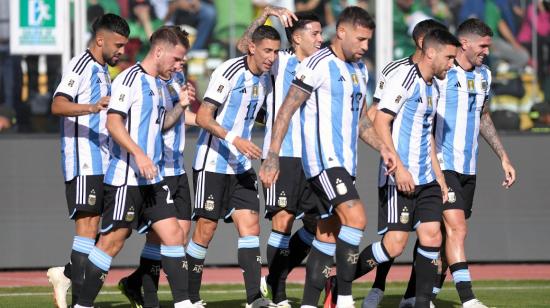 Los jugadores de Argentina festejan un gol ante Bolivia en La Paz, el 12 de septiembre de 2023.