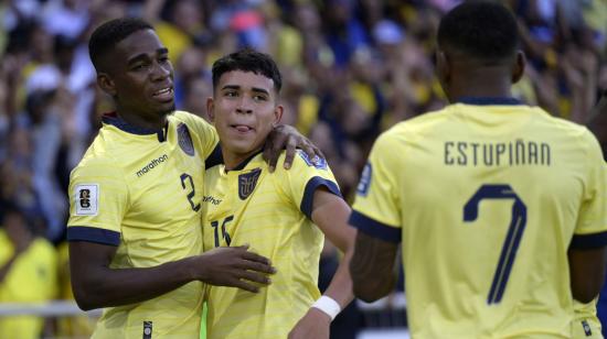 Los jugadores de Ecuador festejan uno de los goles de Félix Torres ante Uruguay, el 12 de septiembre de 2023.