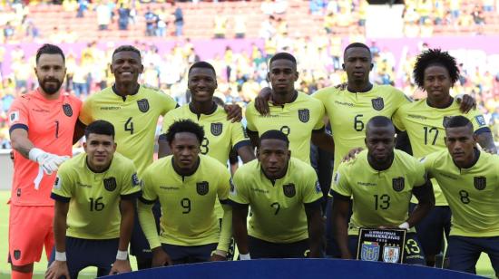 Equipo titular de Ecuador  para el partido con Urugauy en Quito.