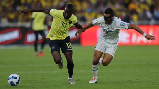 Enner Valencia disputa el balón con Sebastián Cáceres de Uruguay, la tarde de este 12 de septiembre, en Quito.