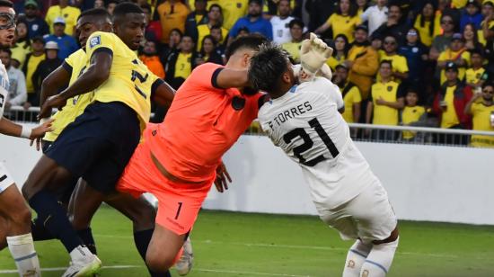 Hernán Galíndez se lanza a detener una pelota y el VAR determinó que no hubo falta sobre Facundo Torres, en la victoria de Ecuador, el 13 de septiembre de 2023. 