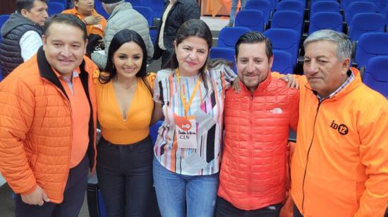 Analía Ledesma (centro) en una reunión junto a Yeseña Guamaní y Rodrigo Fajardo.