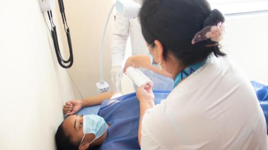 Imagen referencial. Una doctora atendiendo a un paciente en un centro de salud, el 13 de septiembre de 2023. 