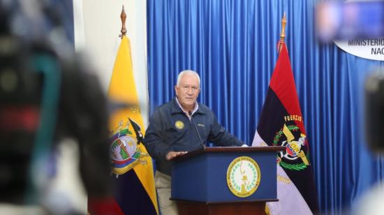 Luis Lara, ministro de Defensa, durante una rueda de prensa sobre compras militares, el 13 de septiembre de 2023, en Quito.