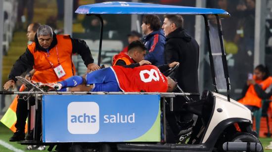 Arturo Vidal de Chile sale lesionado en la Fecha 2 de las Eliminatorias al Mundial, el 12 de septiembre de 2023.