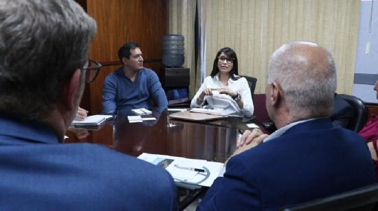 Luisa González y Andrés Arauz, binomio de la Revolución Ciudadana, en una reunión con representantes del Banco Mundial, el 11 de septiembre de 2023.