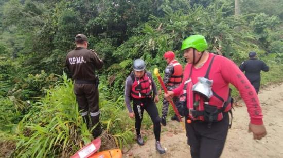 Rescatistas en el sector del río Jatunyaku, en Napo, el 13 de septiembre de 2023. 