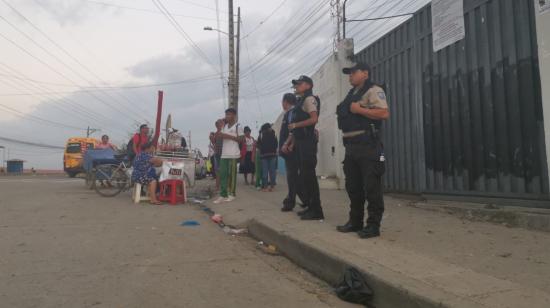 Policías resguardan la salida del colegio Provincia de Imbabura, de El Recreo, en Durán.