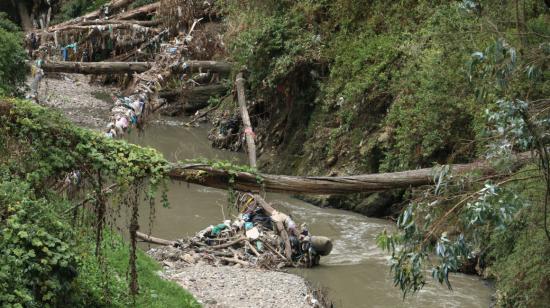 Imagen de la contaminación que sufre el río Machángara de Quito, el 14 de septiembre de 2023.