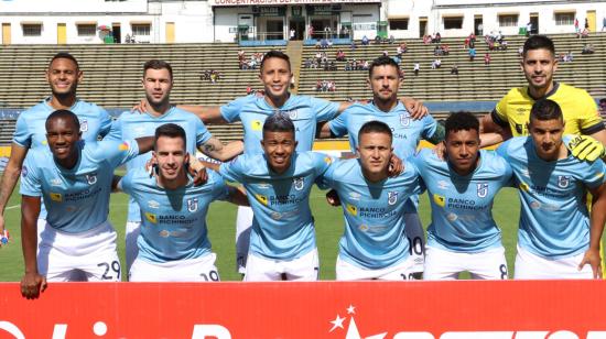 Los futbolistas de Universidad Católica se forman antes de enfrentar a El Nacional, en Quito, el 2 de agosto de 2023.
