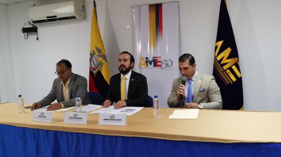 Patricio Maldonado (centro), presidente de la Asociación de Municipalidades Ecuatorianas (AME), en una rueda de prensa en Guayaquil, el 25 de julio del 2023.
