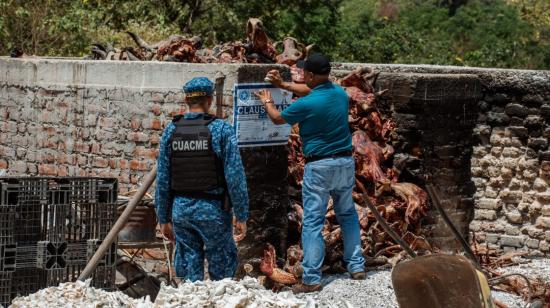 Funcionarios municipales clausuran un camal sin permisos en la vía a la Costa, en Guayaquil, este 13 de septiembre del 2023.