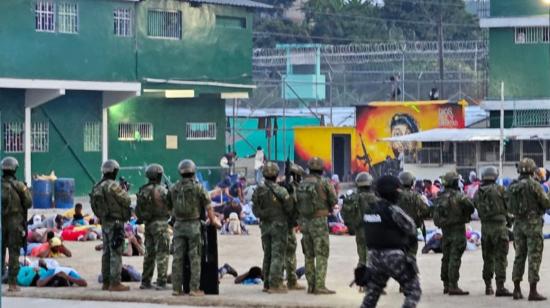 Policías y militares en la cárcel de Esmeraldas, durante un operativo de control de armas, el 14 de septiembre de 2023.