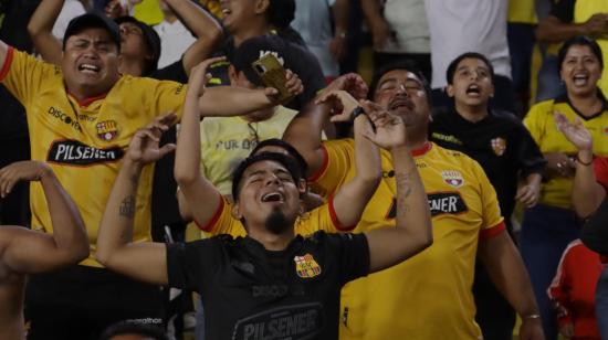 Hinchas de Barcelona alientan a su club, el viernes 18 de agosto de 2023 en el estadio Banco Pichincha.