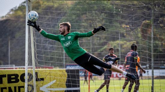 Burrai, durante una práctica de Barcelona SC, equipo en el que además de figura es capitán.