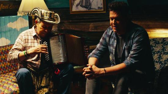 Carlos Vives y Egidio Cuadrado grabando el sencillo del álbum escalona, nunca se había grabado así.  Este disco conmemoró los 30 años de carrera de Vives.