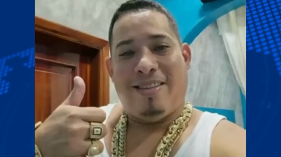 Junior Roldán, alias 'JR', con cadenas y anillos de oro, tras obtener su libertad en febrero del 2023.